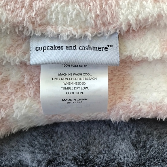 Cupcakes and Cashmere Pink Throw - Picture 3 of 3